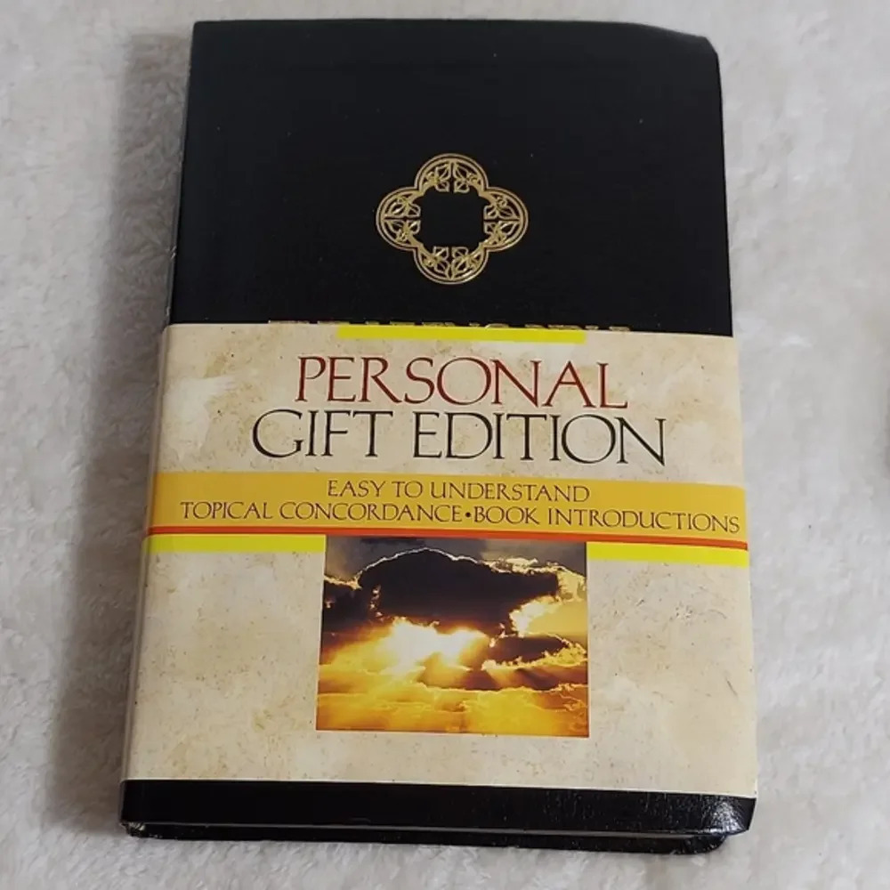 The Living Bible Personal Gift Edition